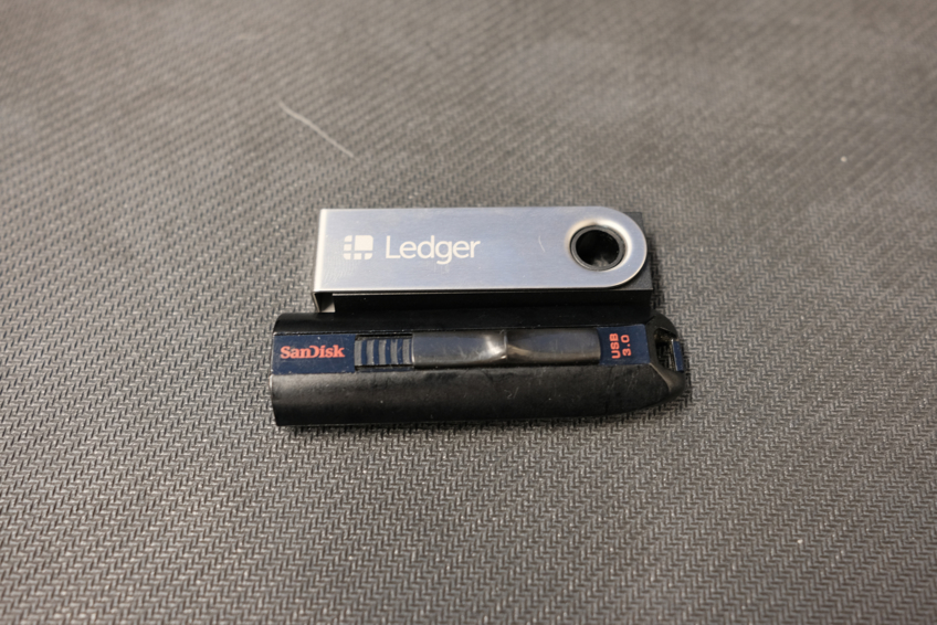 Ledger Nano S與隨身碟比較圖